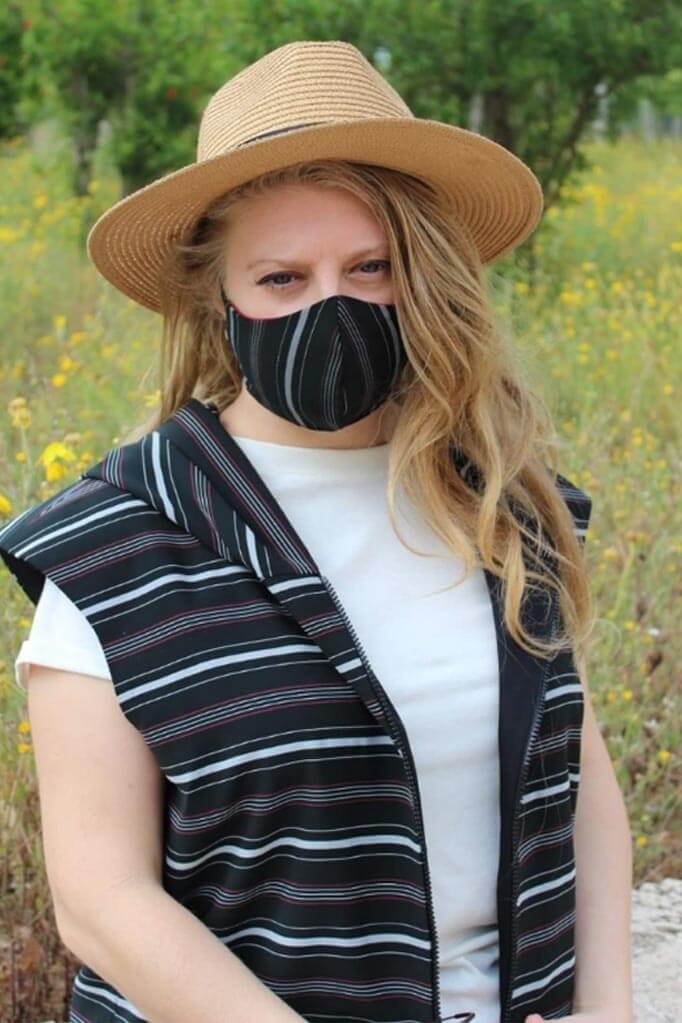 מעצבת אופנה צעירה