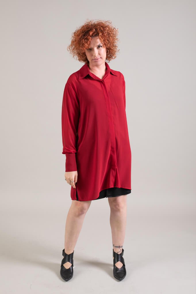 מעצבת אופנה צעירה