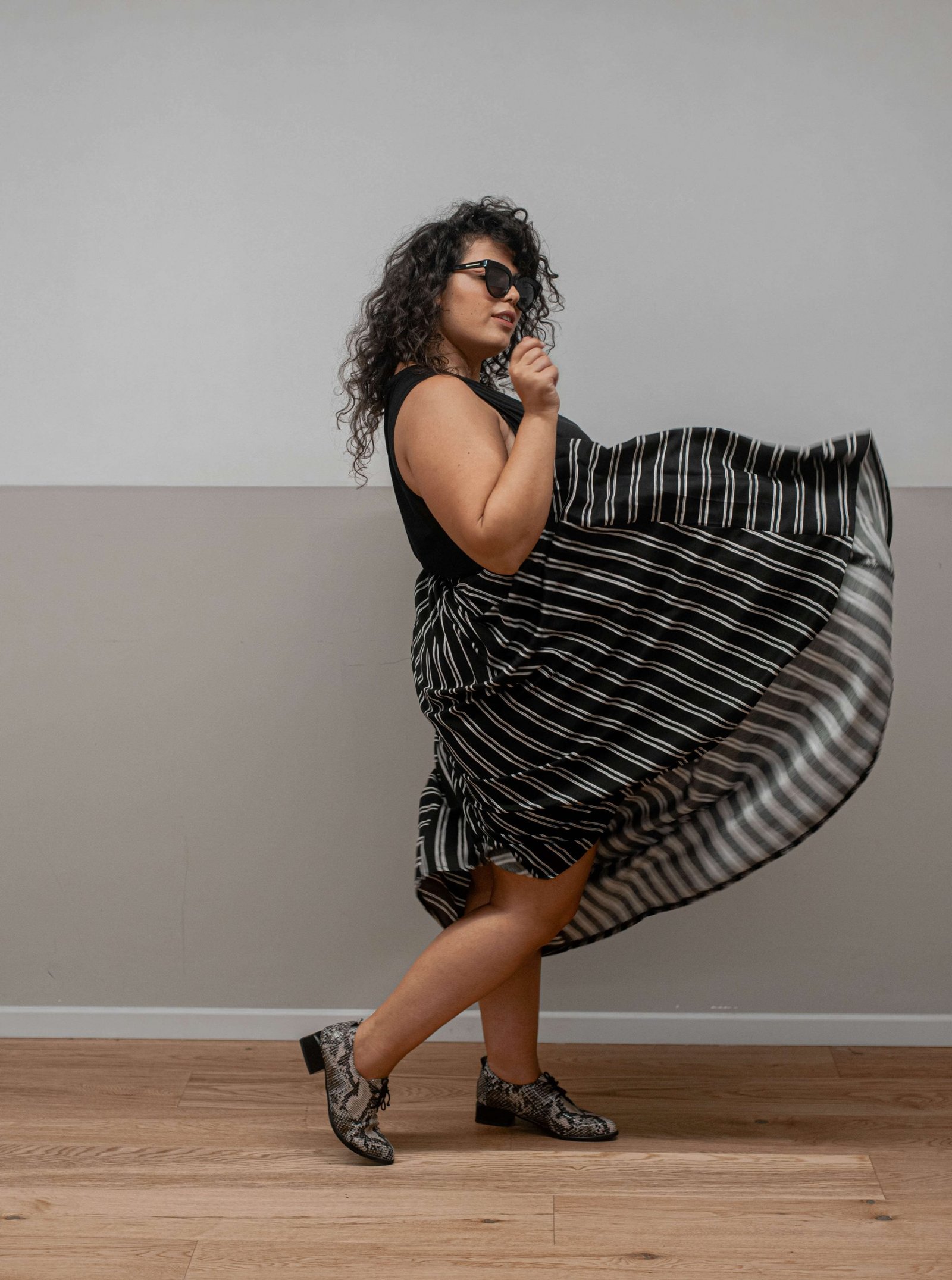 חצאית פסים שחורה ומיוחדת שמתאימה לכל אירוע ומשדרגת את הלוק והארון של כל פשיניסטה!